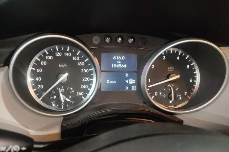 Used Mercedes-Benz R-Class 2011 R 350 L 4MATIC Odometer Close Up