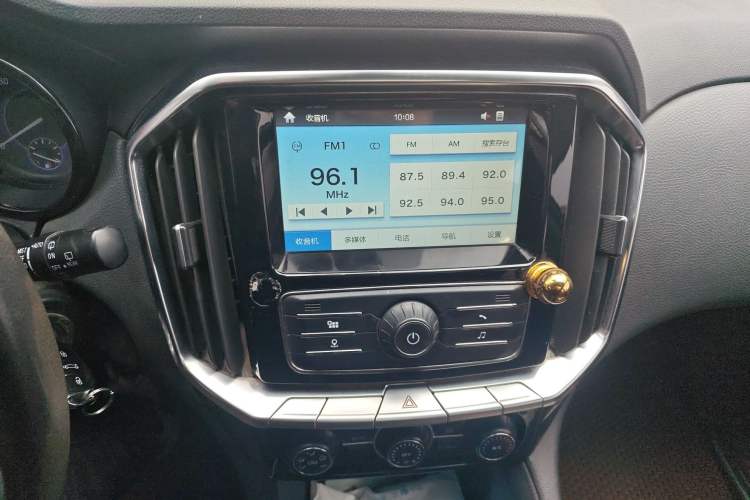 Used JMC Yusheng S350 2016 2.0T Manual Two-Wheel Drive Gasoline Luxury Version with Sunroof 5 Seats
