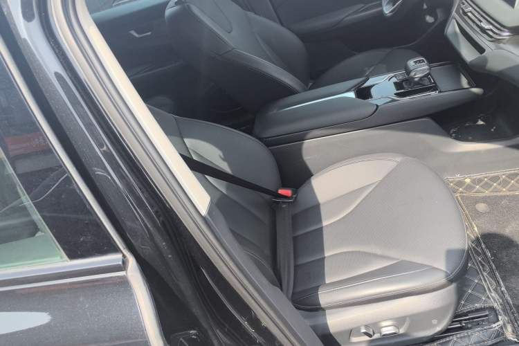 Used Hongqi E-QM5 2022 431 km Charge & Enjoy Edition