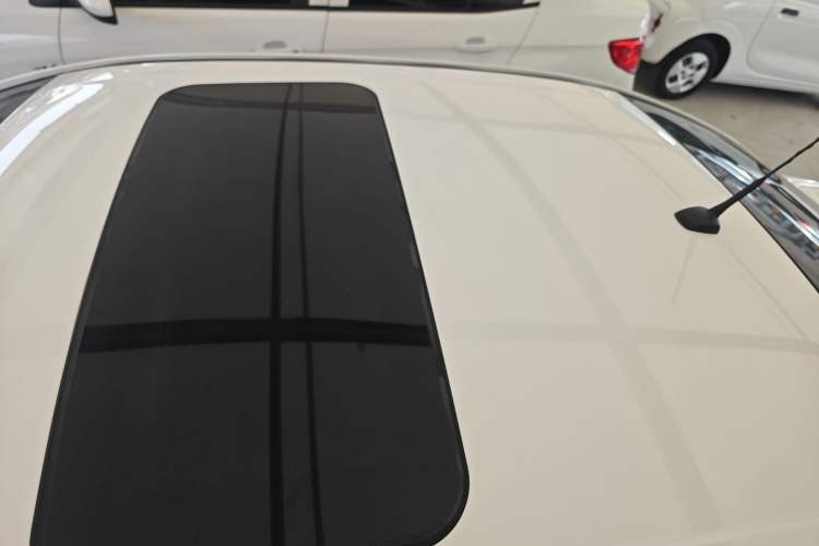 Used Chevrolet Aveo Sonic 2014 Sedan 1.4SL AT Stylish Sunroof Edition Roof