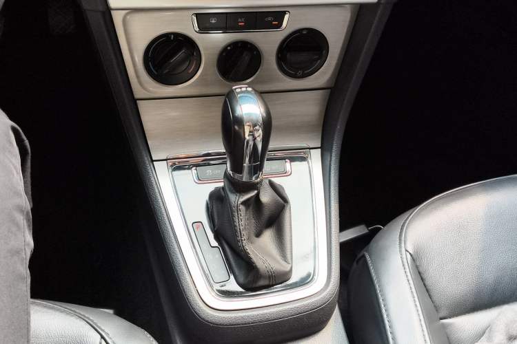 Used Volkswagen Lavida 2013 Revised Version 1.4 TSI DSG Comfort Edition Gear Lever