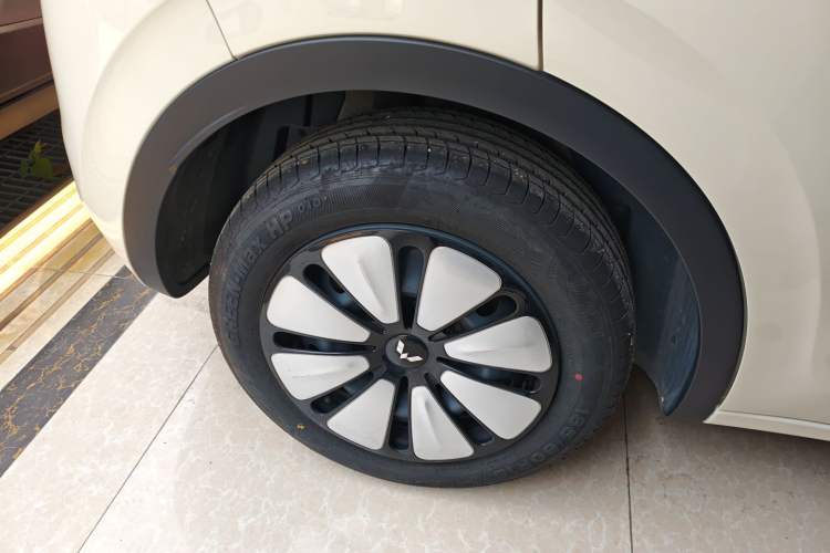 Used Wuling Bingo 2025 410 km Lingxi Deluxe Edition Right Rear Wheel Hub