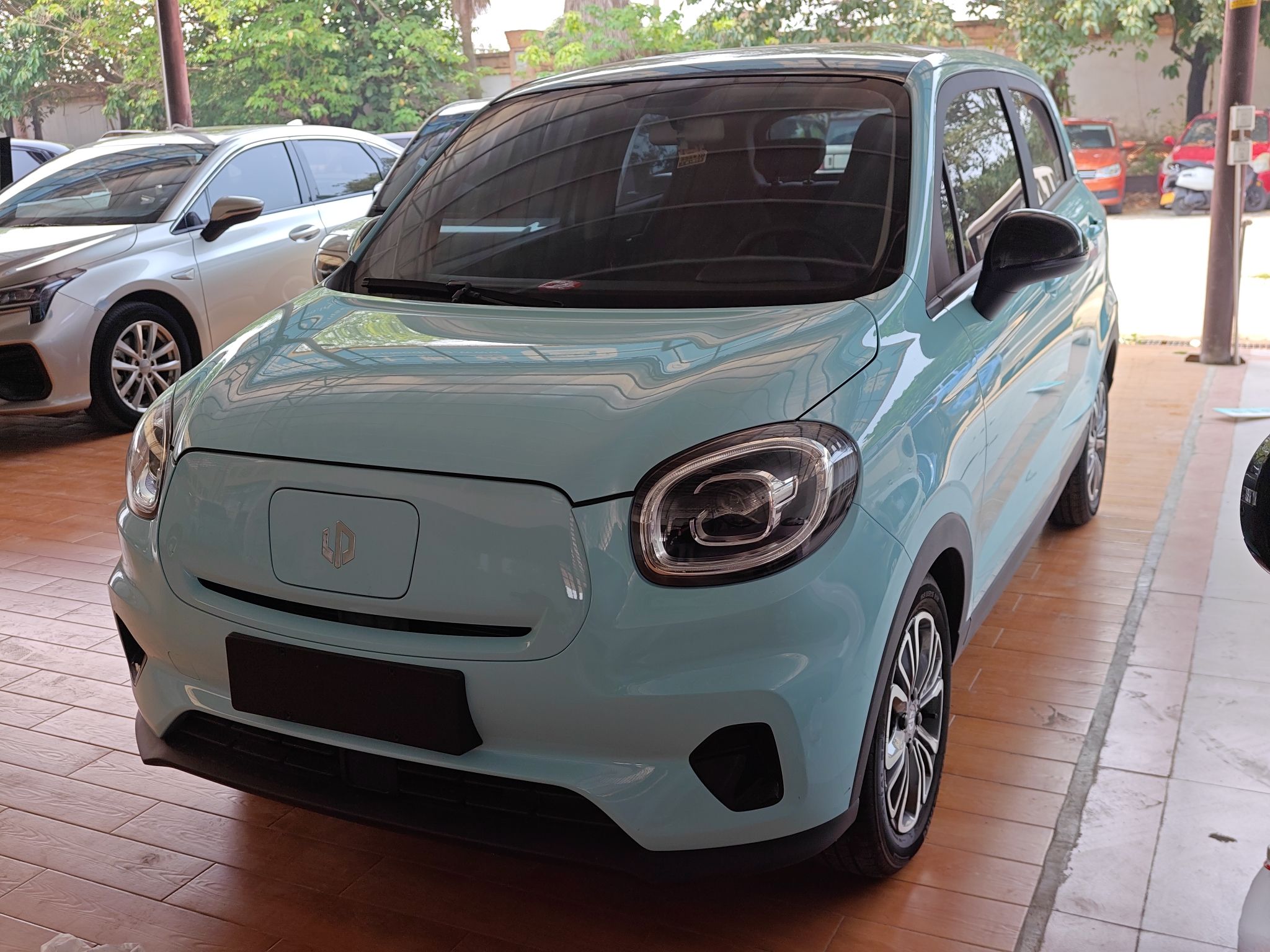 Под передней частью автомобиля