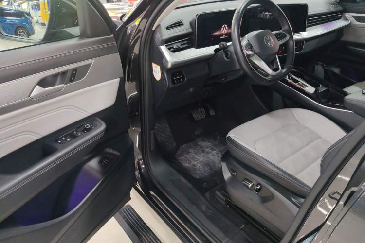 Used Volkswagen Tavendor 2023 330TSI Luxury Touring Edition
