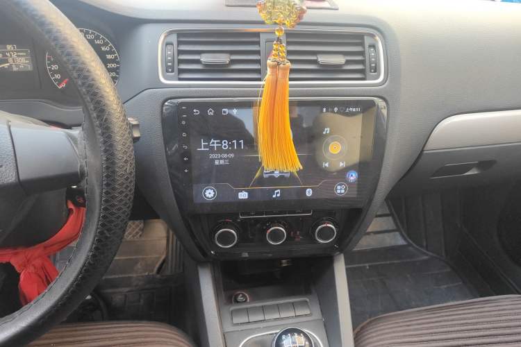 Used Volkswagen Sagitar 2012 1.6L Manual Comfort Model Audio And AC Panel