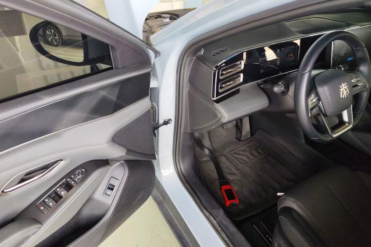 Used BYD Qin L 2025 DM-i Smart Drive 120KM Superior Model
