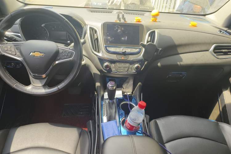 Used Chevrolet Equinox 2017 550T Automatic All-Wheel-Drive Top-Tier Version Center Console