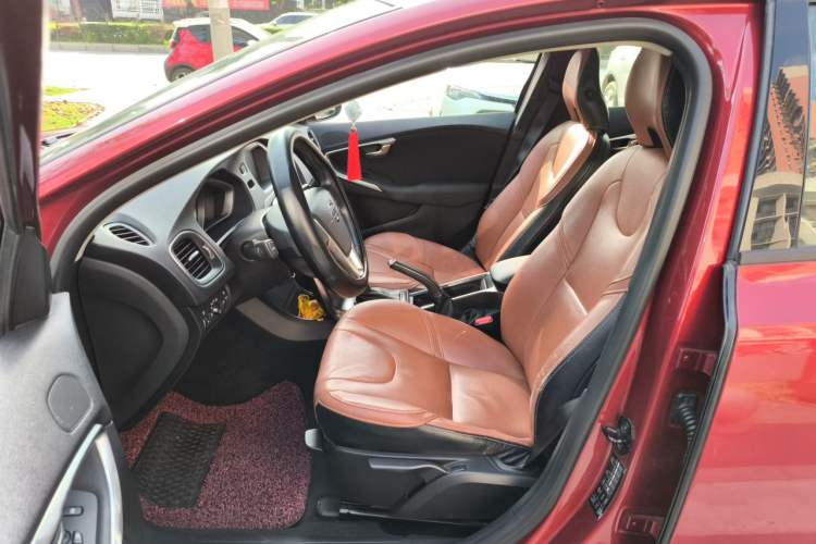 Used Volvo V40 2013 2.0T Zhiyi Edition
