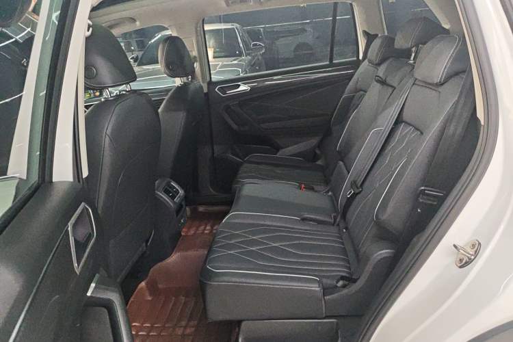 Used Volkswagen Tiguan L 2023 Facelifted 380TSI Automatic All-Wheel Drive R-Line Plus Version 7-Seater Left Rear Seat