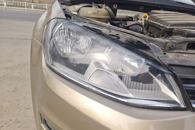 Used Volkswagen Golf 2015 1.6L Manual Fashion Edition Right Front Headlight