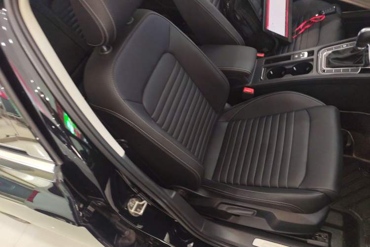 Used Volkswagen Magotan 2025 Zhongxiang Version 280TSI DSG Comfort Edition
