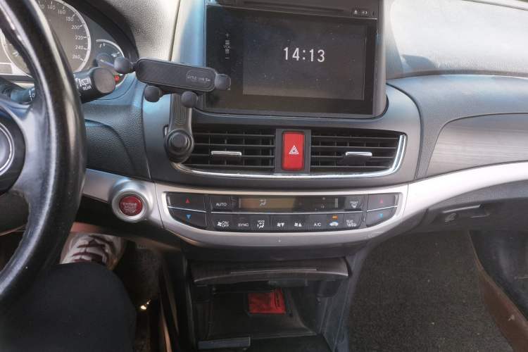 Used Honda Crosstour 2014 2.4L Luxury Edition Audio And AC Panel