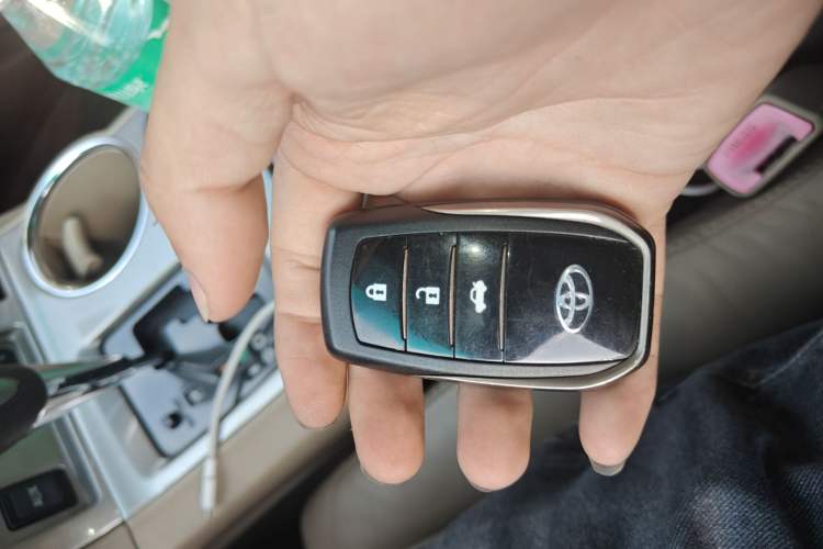 Used Toyota Highlander 2012 2.7L Two-Wheel Drive 7-Seater Luxury Edition
