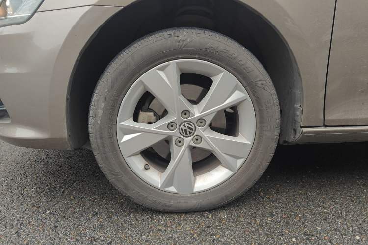 Used Volkswagen Bora 2014 1.6L Automatic Comfort Model Left Front Wheel Hub