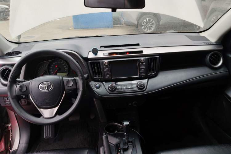 Used Toyota RAV4 2016 2.0L CVT Two-Wheel Drive Fashion Edition China V Standard
