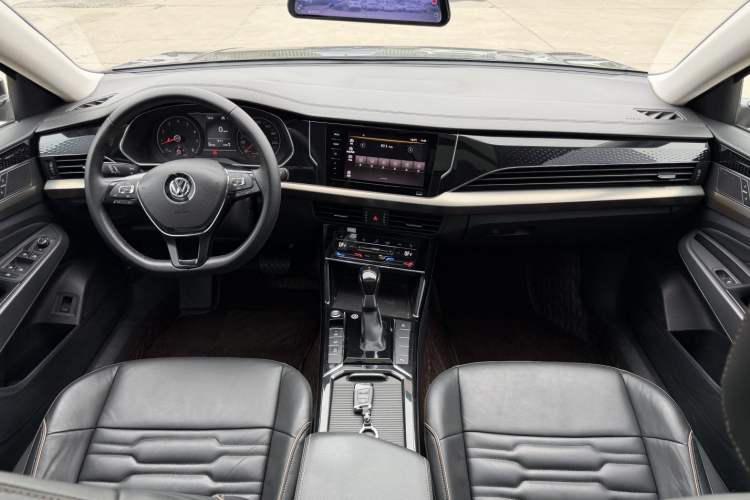 Used Volkswagen Passat 2020 330TSI Elite Edition China VI Center Console