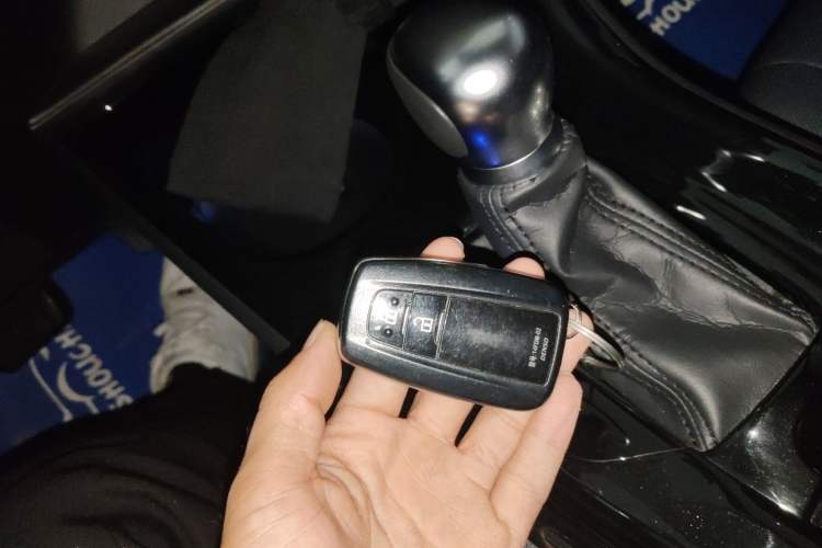 Used Toyota C-HR 2018 2.0L Luxury Sunroof Version China VI Standard Interior 1