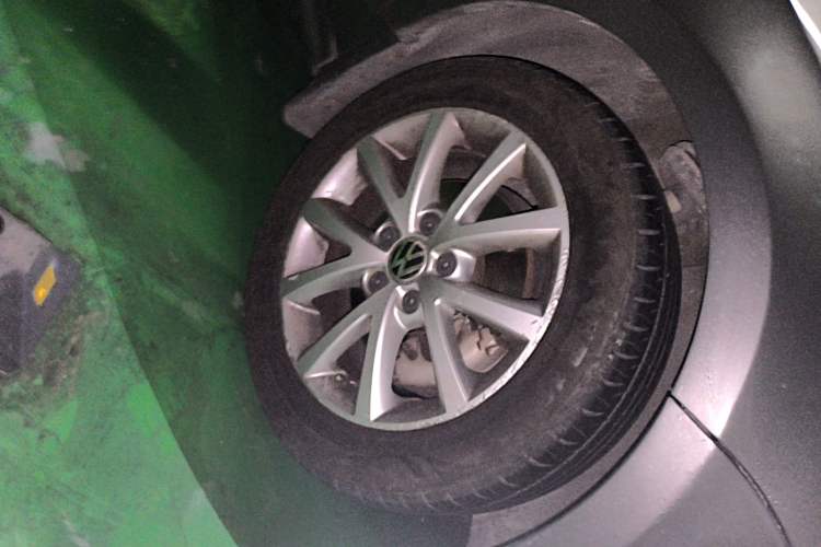 Used Volkswagen Sagitar 2012 1.4TSI Manual Luxury Model Right Front Wheel Hub