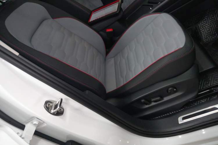 Used Volkswagen Tiguan L 2023 330TSI Automatic Two-Wheel Drive R-Line Flagship Edition Right Front Seat