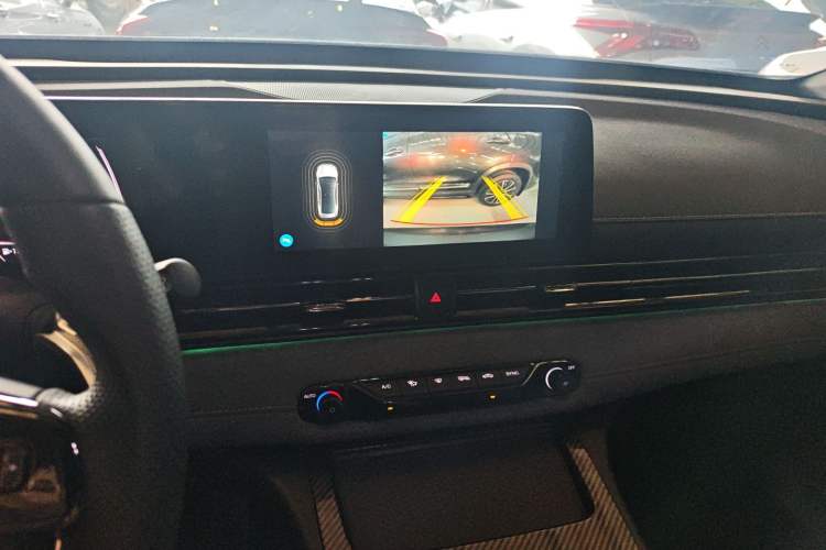 Used GAC Trumpchi EMPOW 2023 400T Automatic R PRO Audio And AC Panel