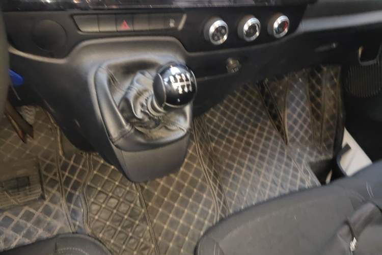 Used JMC Fushun 2023 2.0T Manual Mid-Drive Mid-Roof Commercial Multi-Purpose 7-Seater Passenger Vehicle