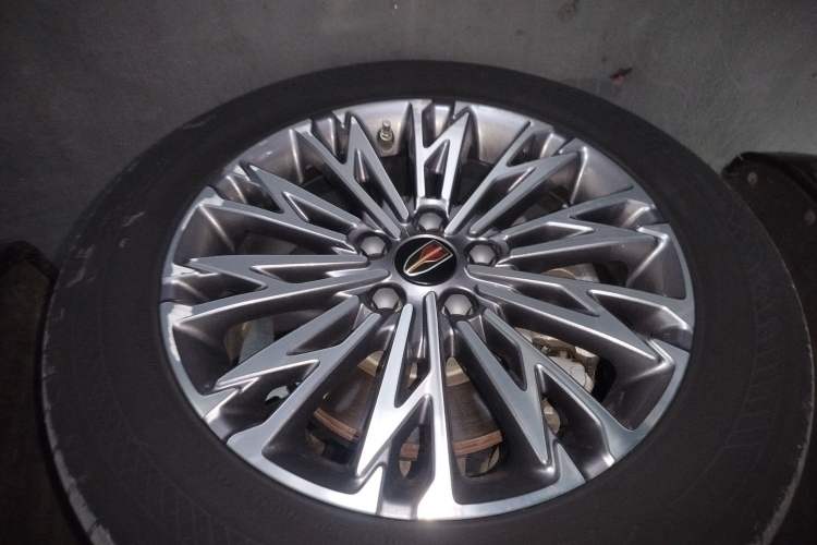 Used Hongqi H5 2023 1.5T DCT Smart Connect Flagship Edition Left Front Wheel Hub