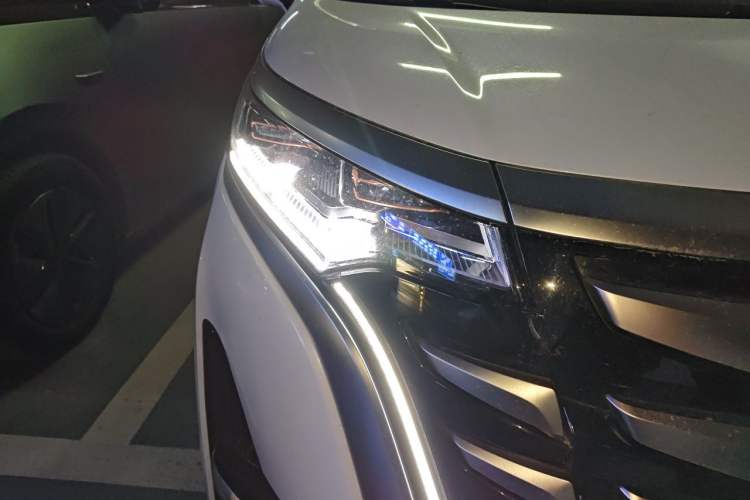 Used Denza D9 2022 DM-i 970 Four-Wheel Drive Flagship Model Right Front Headlight