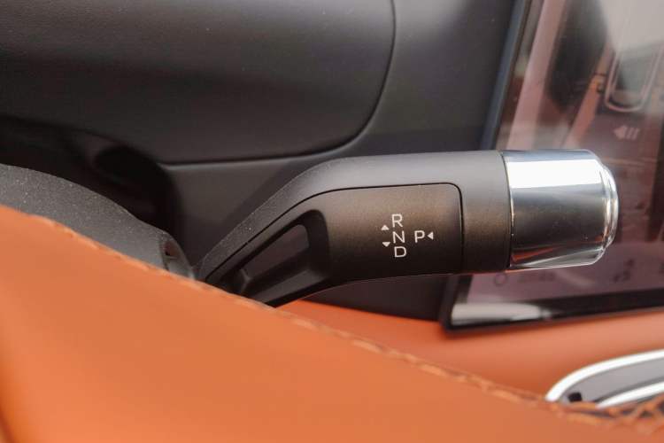 Used Geely Galaxy M9 2025 Model 230km Two-Wheel-Drive Exploration Edition Gear Lever