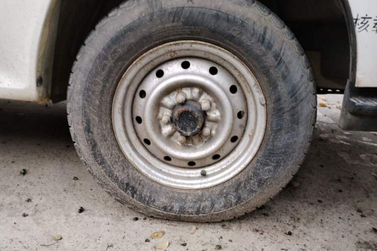 Used Jinbei Hiace 2011 2.0L 5th Generation Kuaiyunwang Standard Version 4G19 Right Front Wheel Hub