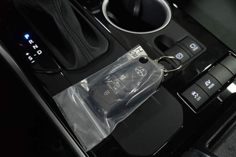 Used Toyota Highlander 2026 Model 2.5L Intelligent Electric Hybrid Dual-Engine Two-Wheel-Drive Elite Edition 7-seater Vehicle Key