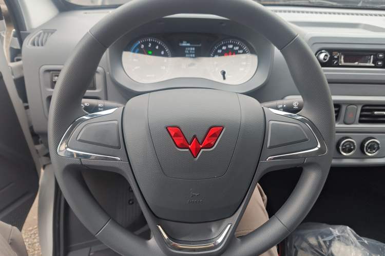 Used Wuling Yangguang 2024 300KM Comfort Version Passenger Van 75kW
