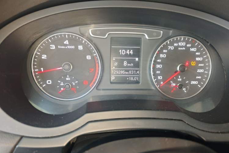 Used Audi Q3 2015 35 TFSI Comfort Model Odometer Close Up