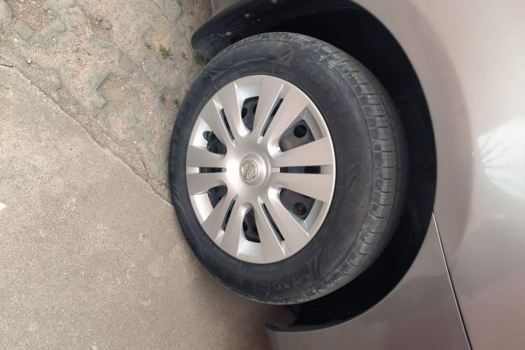 Used Nissan Livina 2013 1.6XE Manual Comfort Edition Right Front Wheel Hub