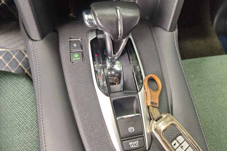 Used Honda UR-V 2017 240TURBO Two-Wheel Drive Luxury Edition China VI Gear Lever