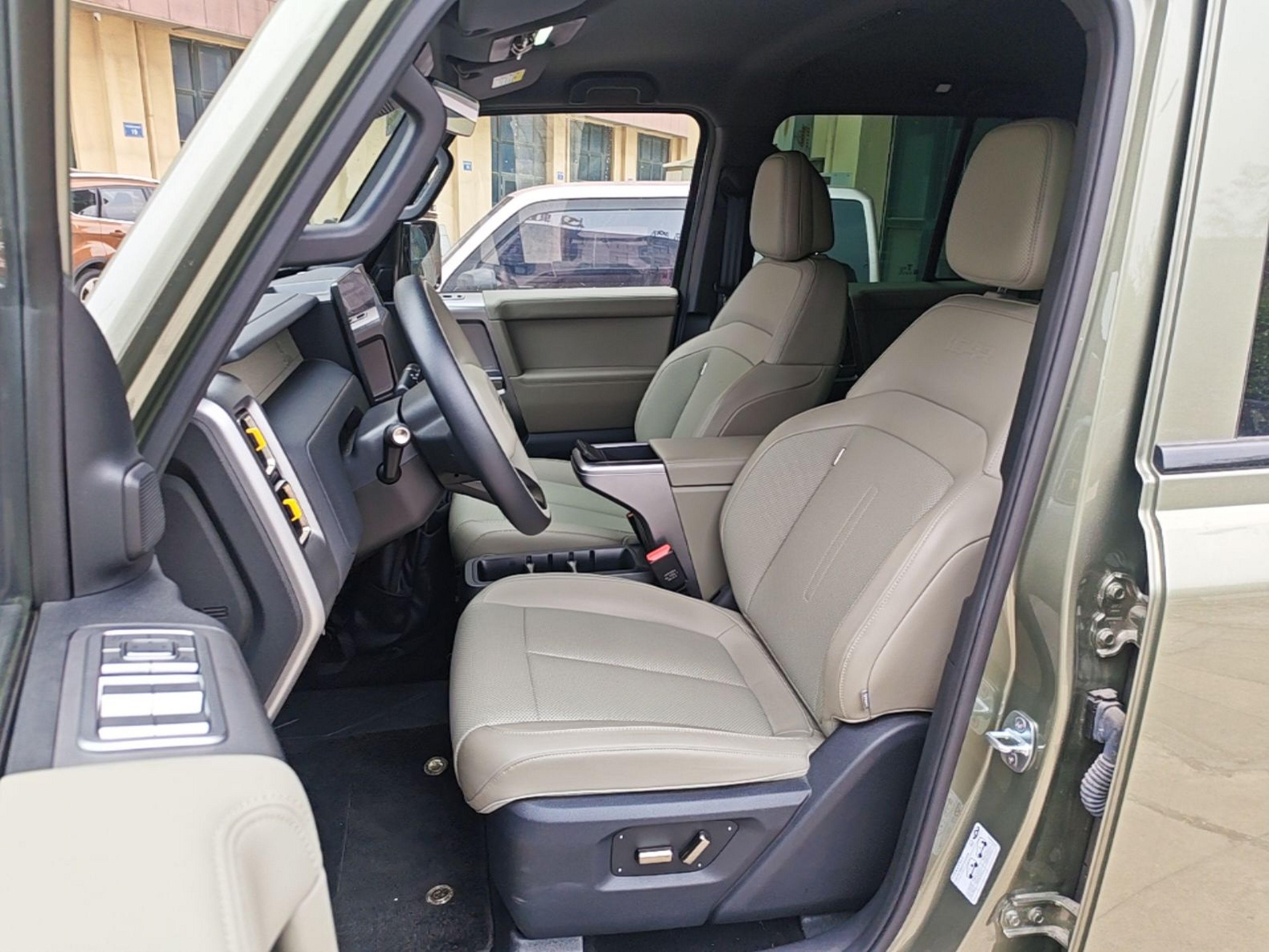 المقاعد الأمامية داخل السيارة