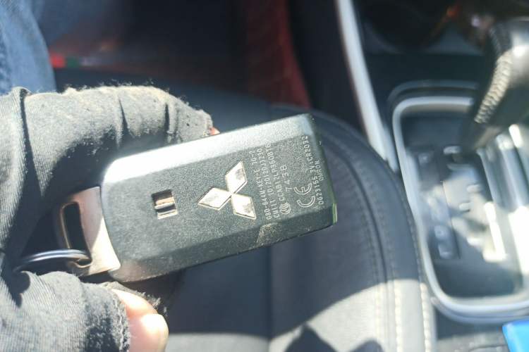 Used Mitsubishi Outlander 2019 2.4L 4x4 Zhi Xiang Edition 5 Seats China V Emission Standard Vehicle Key