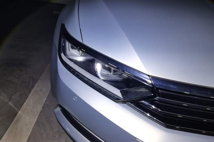 Used Volkswagen Magotan 2018 330TSI DSG Luxury Model Right Front Headlight