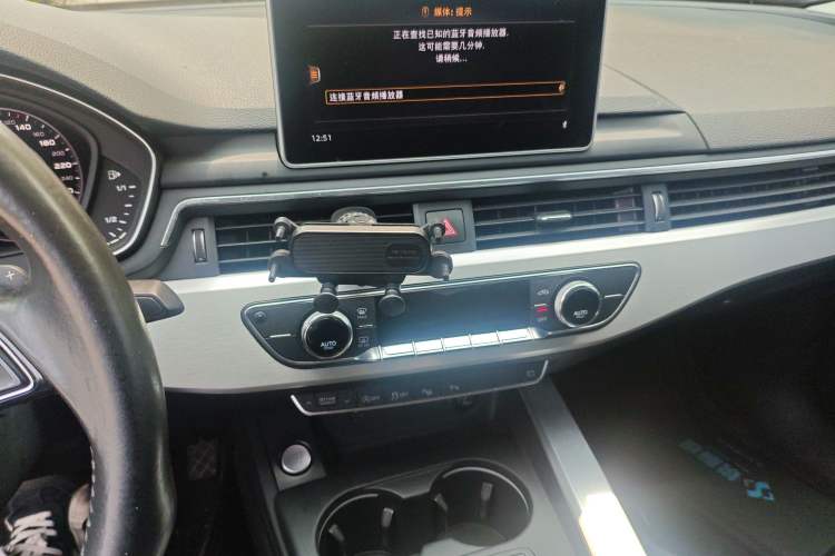 Used Audi A4L 2019 40 TFSI Fashion Edition China VI Emission Standard Audio And AC Panel