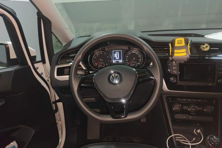 Used Volkswagen Touran 2016 Volkswagen Touran L 280TSI Manual Comfort Edition Steering Wheel