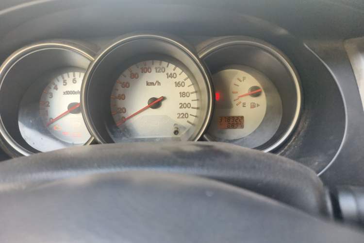 Used Nissan Livina 2010 Jingyue Edition 1.6L Manual All-Around Model
