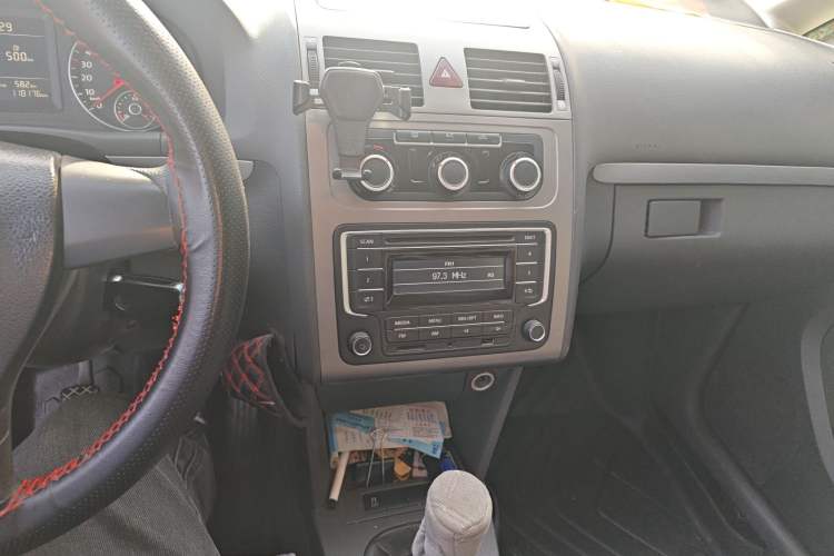 Used Volkswagen Touran 2015 1.4T Manual Fashion Edition 5-Seater Audio And AC Panel