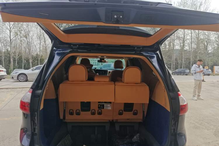 Used Toyota SIENNA 2020 3.5L Two-Wheel Drive XLE Leather Interior 7 Seats Mexico Edition