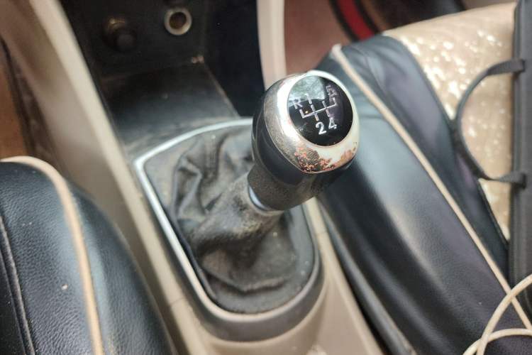 Used Hyundai Verna (older generation) 2014 1.4L Manual Smart GLS Trim Gear Lever