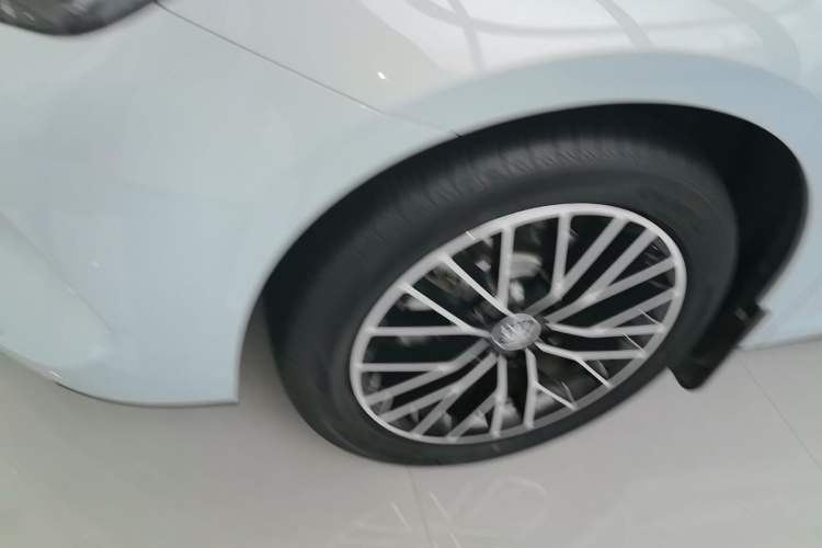 Used BYD Qin L 2024 DM-i 120KM Excellence Model Left Front Wheel Hub