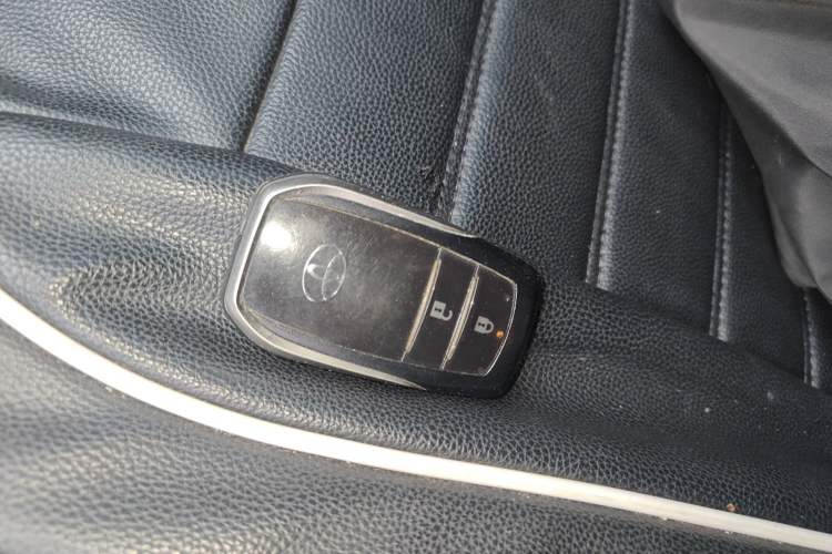 Used Toyota Highlander 2017 2.0T Four-Wheel Drive Luxury Edition 7 Seats Vehicle Key