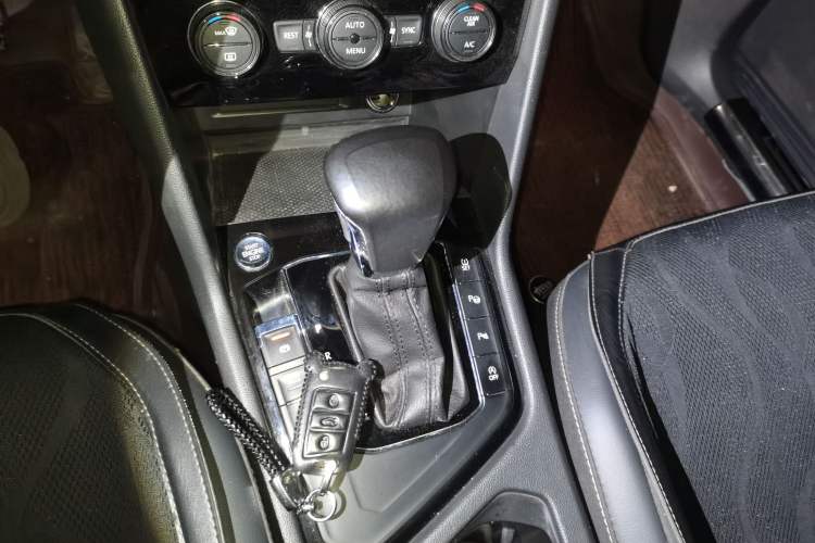 Used Volkswagen Tiguan L 2019 Revised 330TSI Automatic Two-Wheel Drive Smart & Luxury Edition China VI Standard