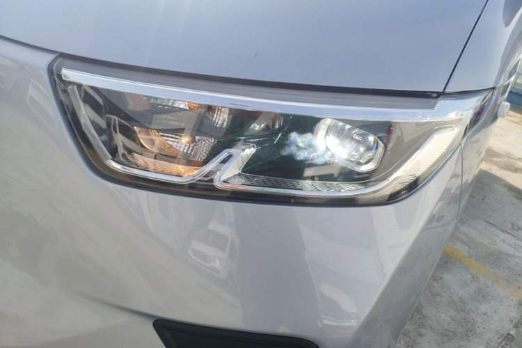 Used Wuling Yangguang 2024 300KM Comfort Version Passenger Van 75kW Left Front Headlight