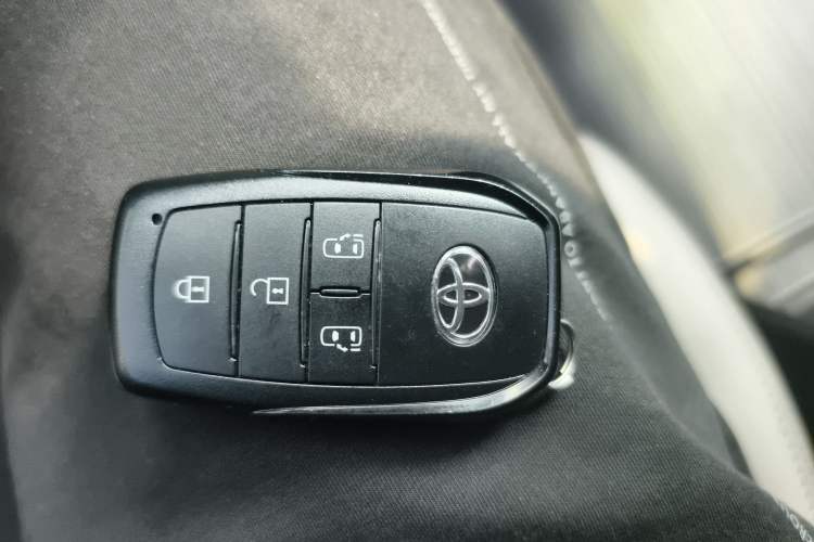 Used Toyota SIENNA 2026 Model 2.5L Dual-Engine Two-Wheel-Drive Comfort Edition
