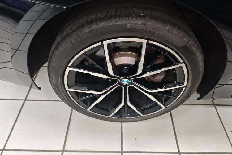 Used BMW 5 Series 2022 Second Facelift 530Li Luxury Version M Sport Package Right Rear Wheel Hub