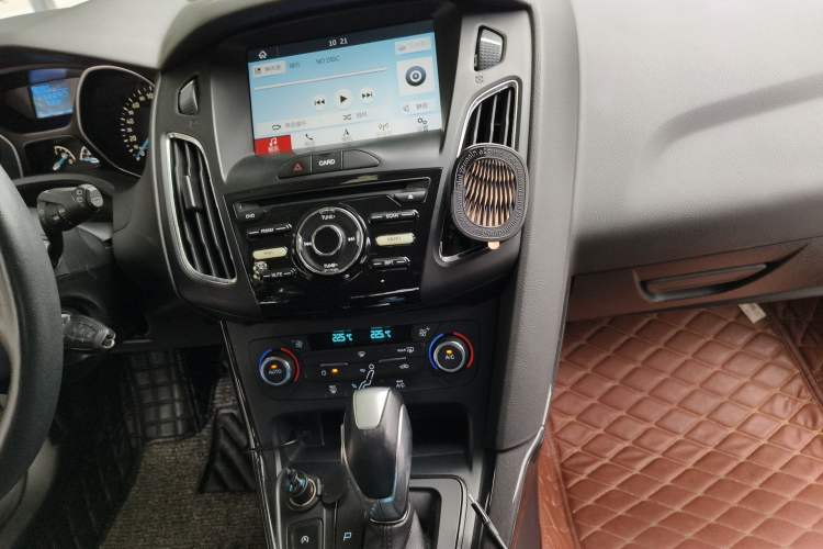 Used Ford Focus 2017 Hatchback EcoBoost 125 Automatic - Ultra-Powerful Style Edition with Smart Drive Features Audio And AC Panel